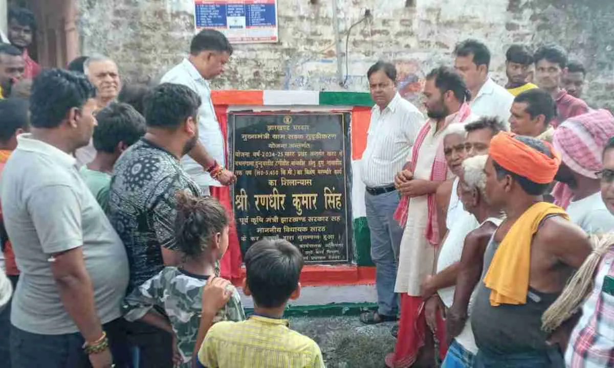 देवघर: पूर्व कृषि मंत्री सह विधायक रणधीर सिंह ने सड़कों के मरम्मत कार्य का किया शिलान्यास 