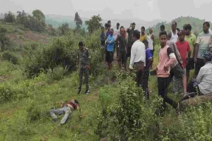 बोकारो: गोमिया में 35 वर्षीय युवक की धारदार हथियार से गला रेतकर हत्या, घऱ से दूर मिला शव