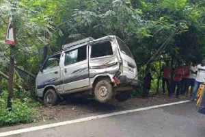 धनबाद: स्कूल वैन और बाइक में टक्कर, स्कूली बच्चों समेत दो लोग घायल 